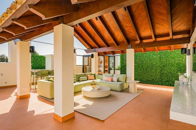 Piso de 3 habitaciones en El Velerín, Estepona en venta con piscina garaje - 2.995.000 € (Ref: 9443979)