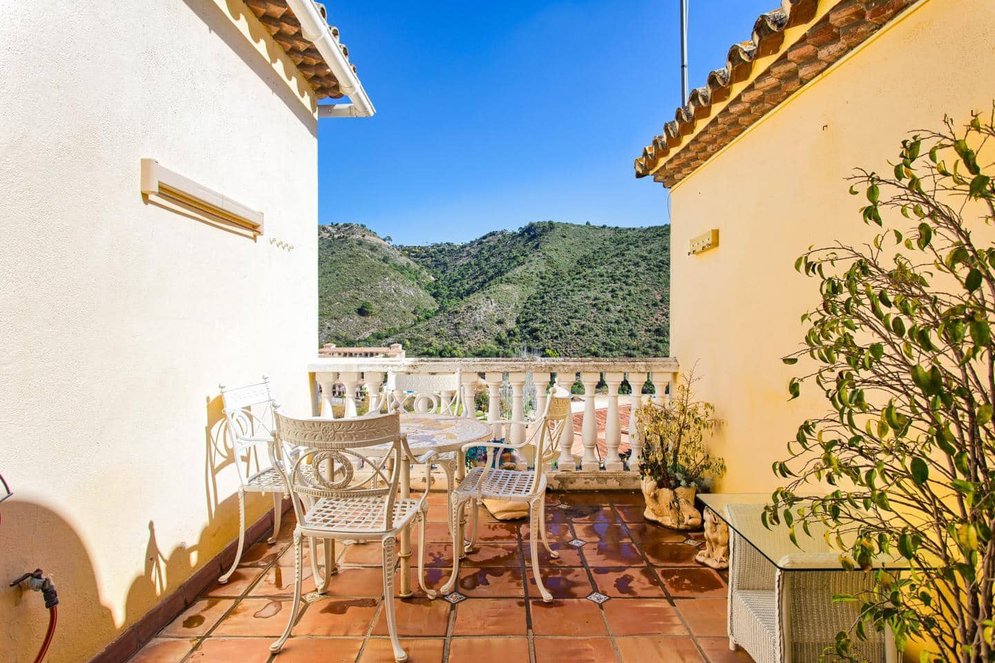 3 bedroom Villa for sale in Benahavis with garage - € 375,000 (Ref: 9444628)