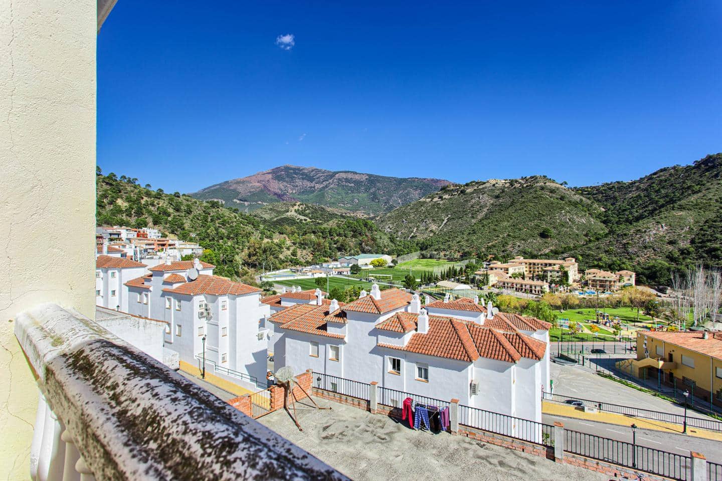 3 bedroom Villa for sale in Benahavis with garage - € 375,000 (Ref: 9444628)