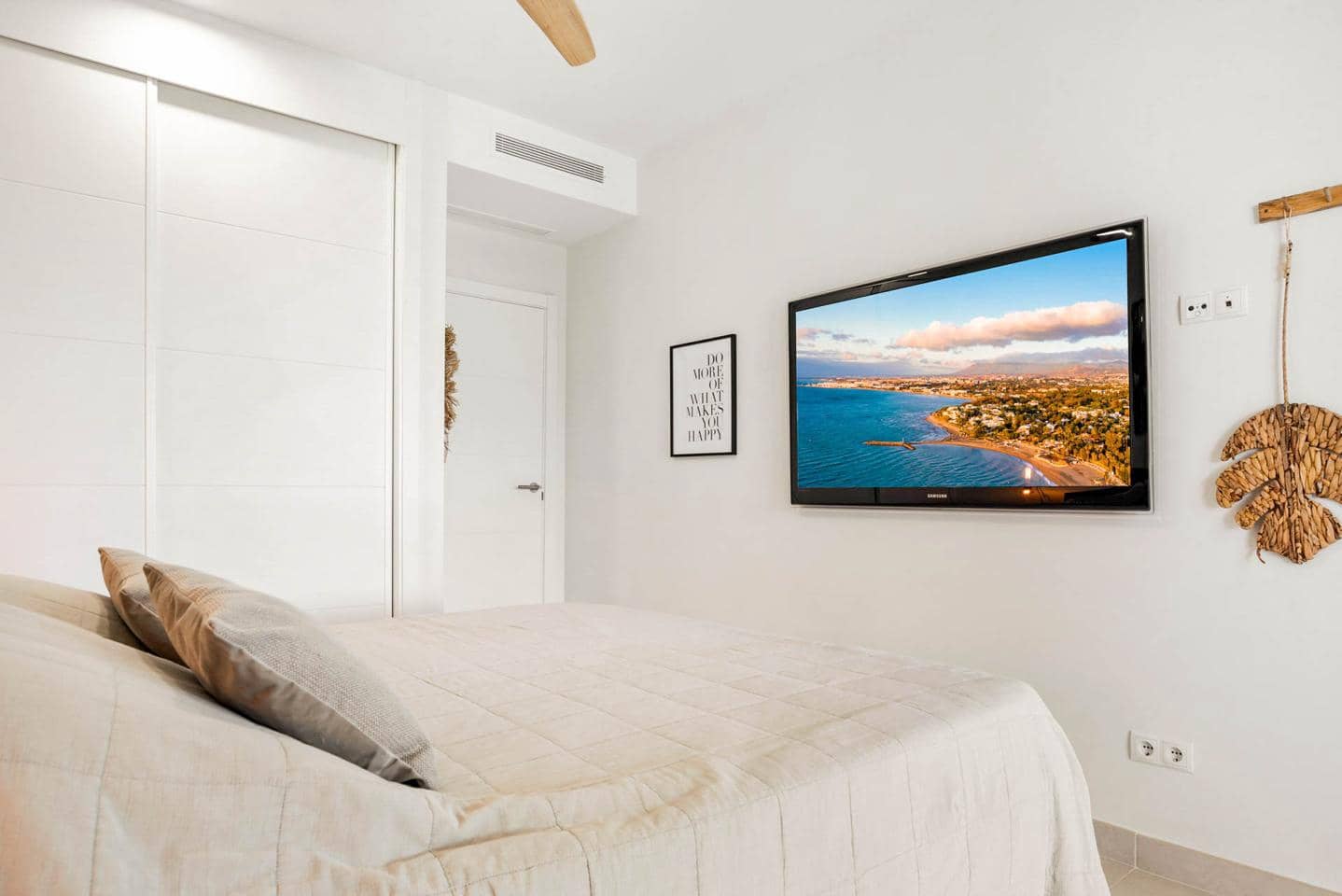 Piso de 2 habitaciones en Estepona en venta con piscina garaje - 495.000 € (Ref: 9444931)