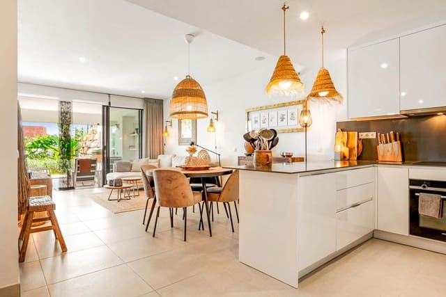 Piso de 2 habitaciones en Estepona Golf, Estepona en venta con piscina garaje - 495.000 € (Ref: 9444931)