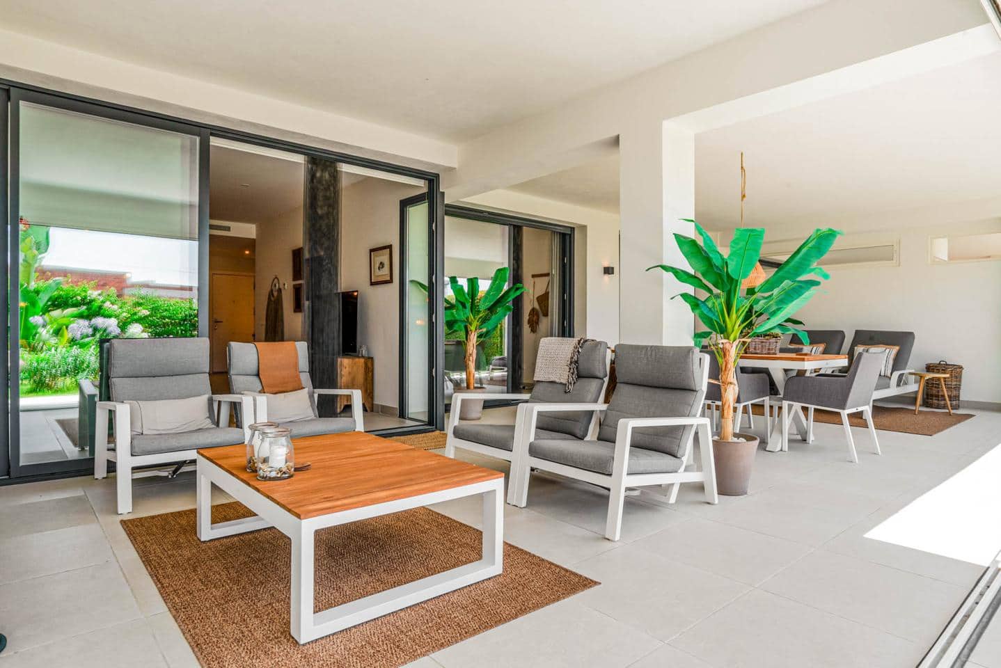 Piso de 2 habitaciones en Estepona en venta con piscina garaje - 495.000 € (Ref: 9444931)