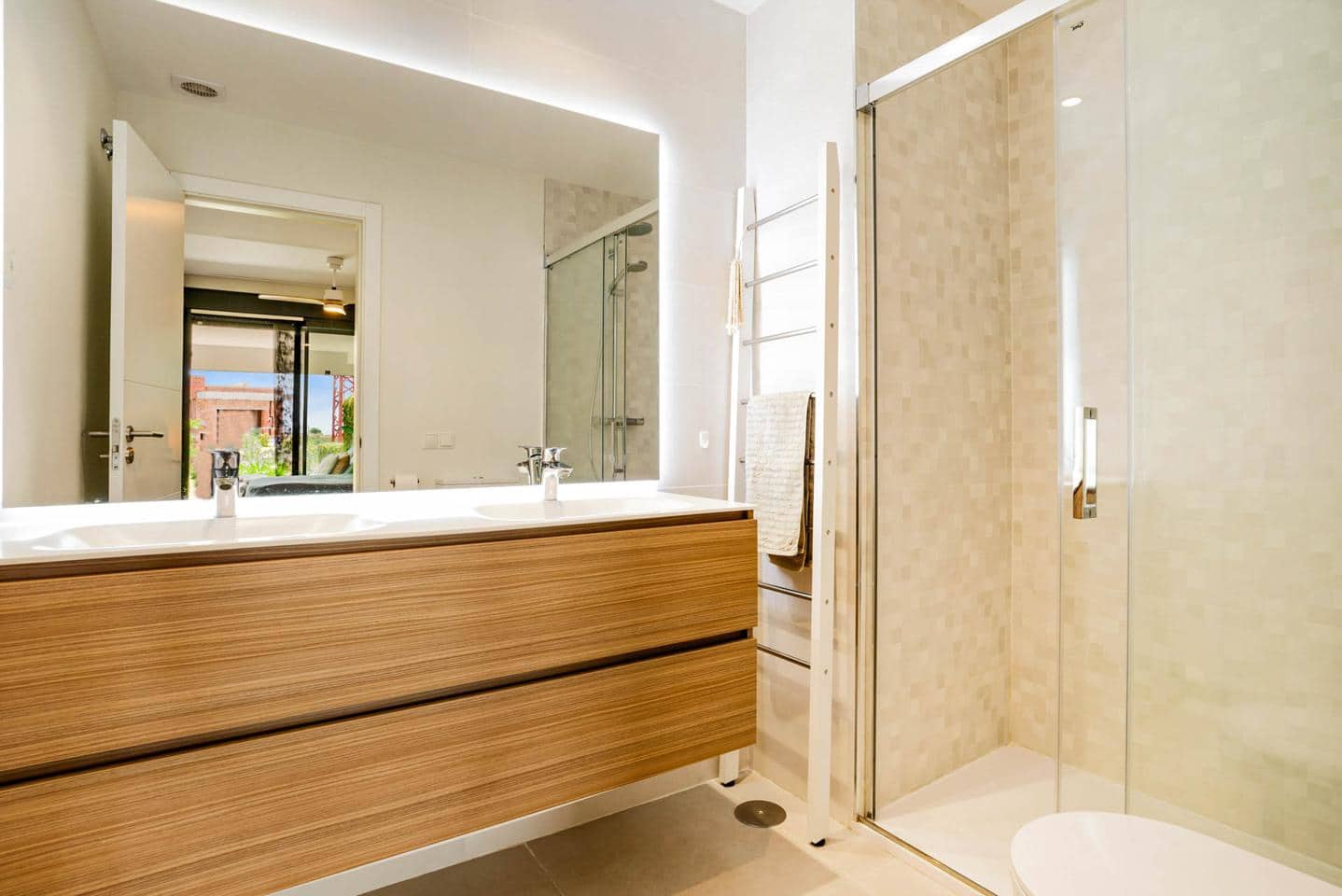 Piso de 2 habitaciones en Estepona en venta con piscina garaje - 495.000 € (Ref: 9444931)