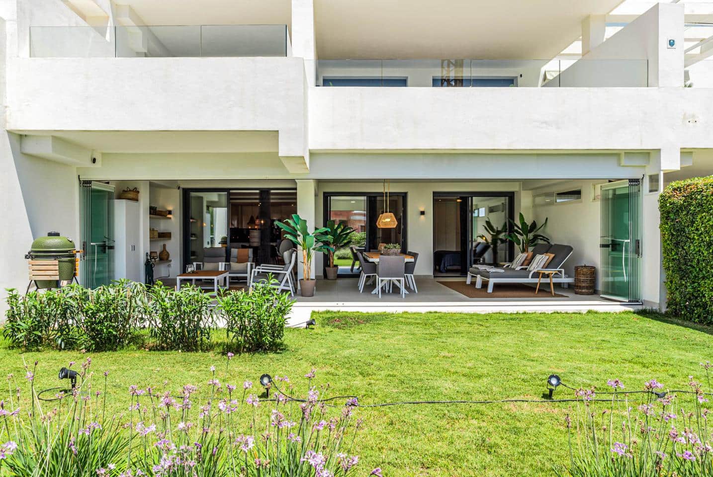 Piso de 2 habitaciones en Estepona en venta con piscina garaje - 495.000 € (Ref: 9444931)