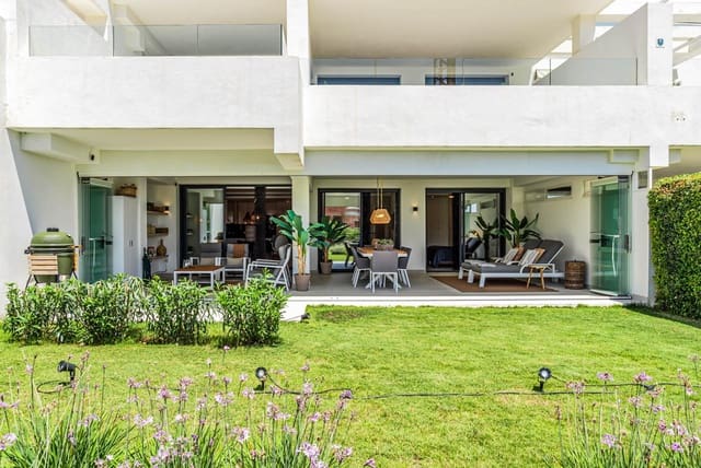 Piso de 2 habitaciones en Estepona Golf, Estepona en venta con piscina garaje - 495.000 € (Ref: 9444931)