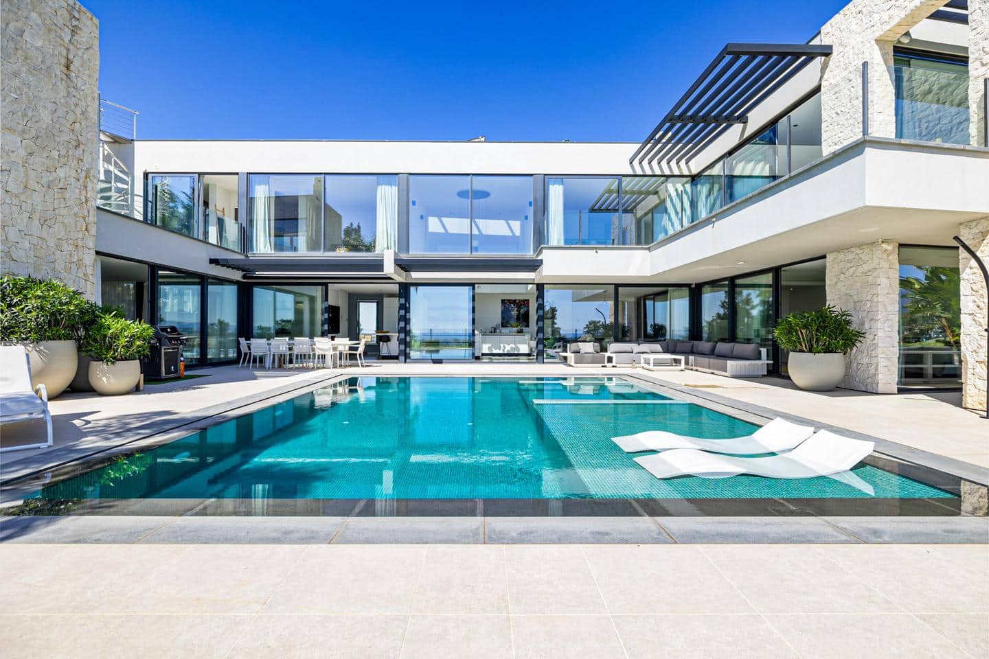 5 bedroom Villa for sale in Benahavis with pool garage - € 4,950,000 (Ref: 9447348)