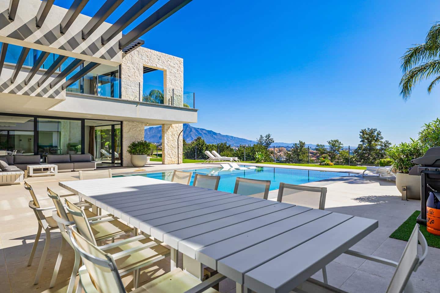 5 bedroom Villa for sale in Benahavis with pool garage - € 4,950,000 (Ref: 9447348)