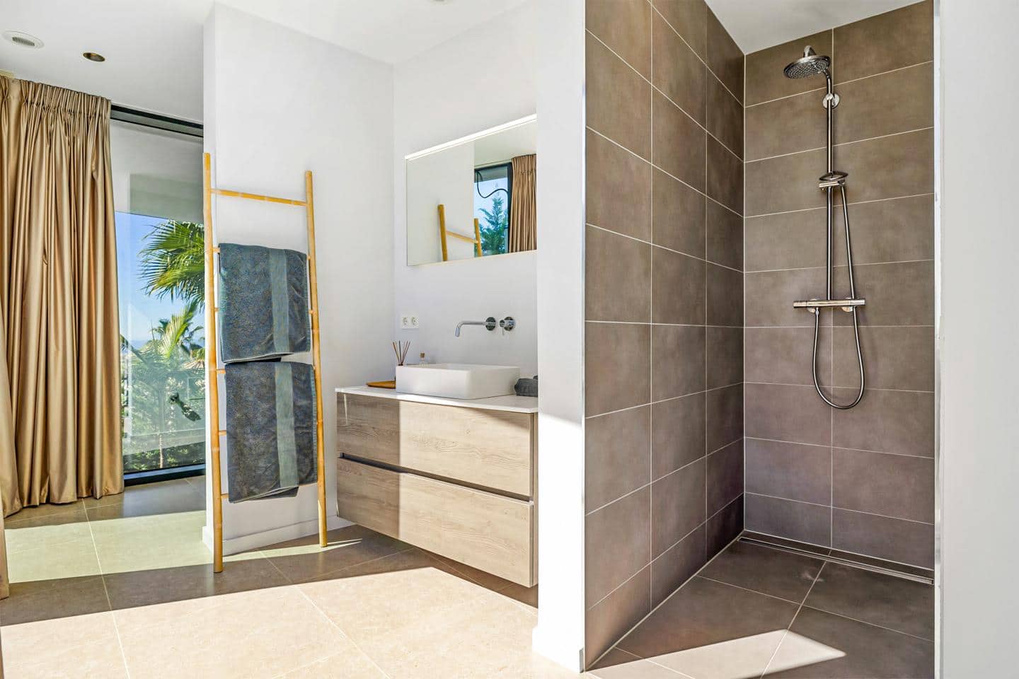 5 bedroom Villa for sale in Benahavis with pool garage - € 4,950,000 (Ref: 9447348)