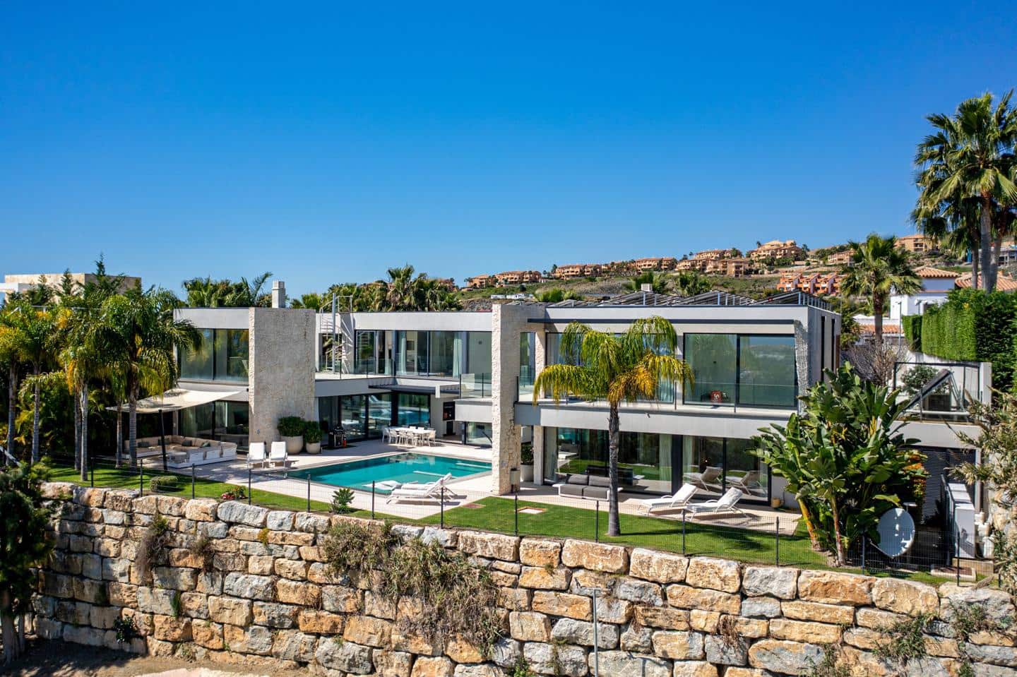 5 bedroom Villa for sale in Benahavis with pool garage - € 4,950,000 (Ref: 9447348)