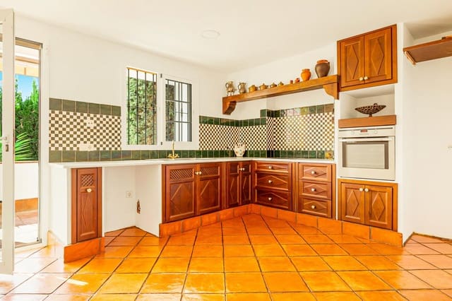 Chalet de 4 habitaciones en Guadalmina Alta, Marbella en venta con piscina garaje - 949.000 € (Ref: 9447349)