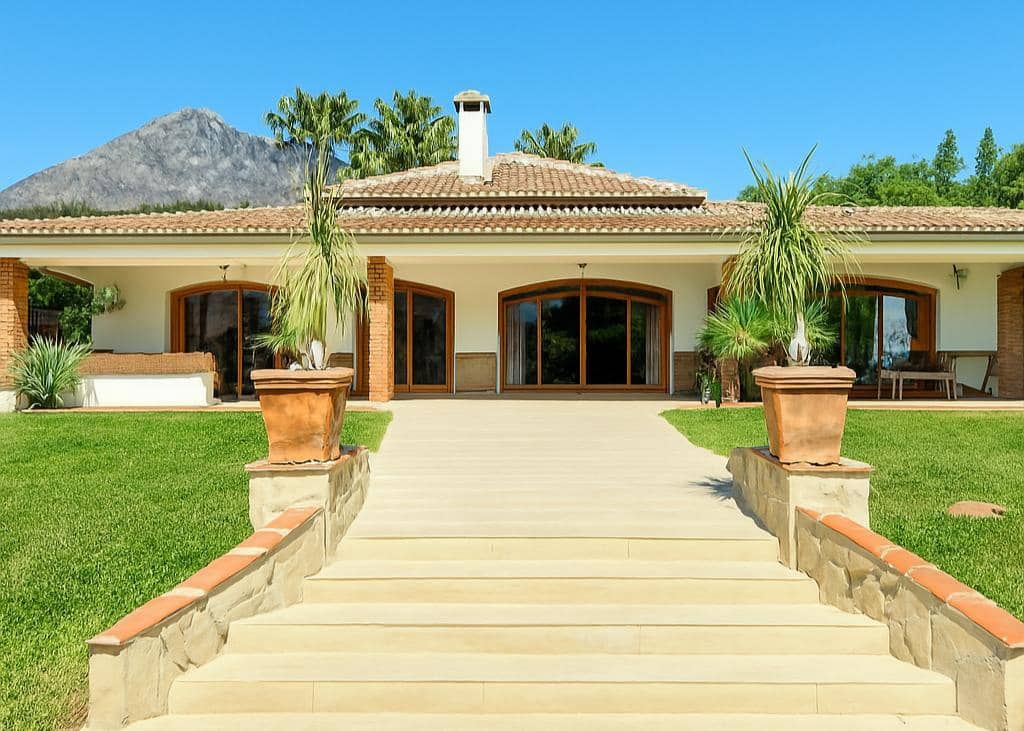 Chalet de 4 habitaciones en Marbella en venta con piscina garaje - 2.690.000 € (Ref: 9475713)