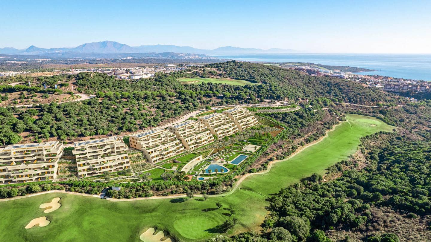 2 bedroom Flat for sale in La Alcaidesa with pool garage - € 452,000 (Ref: 9475747)