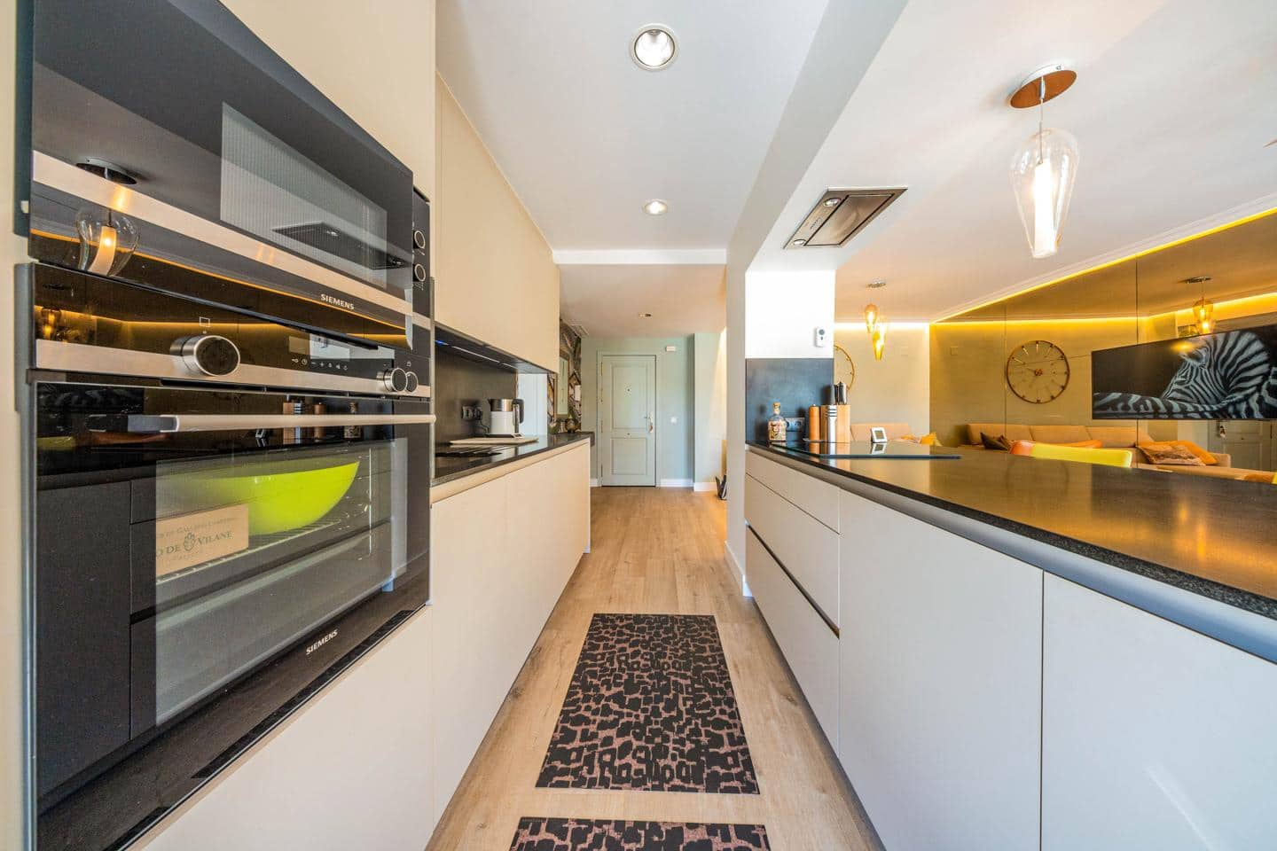 2 bedroom Flat for sale in Marbella with pool garage - € 689,000 (Ref: 9493888)