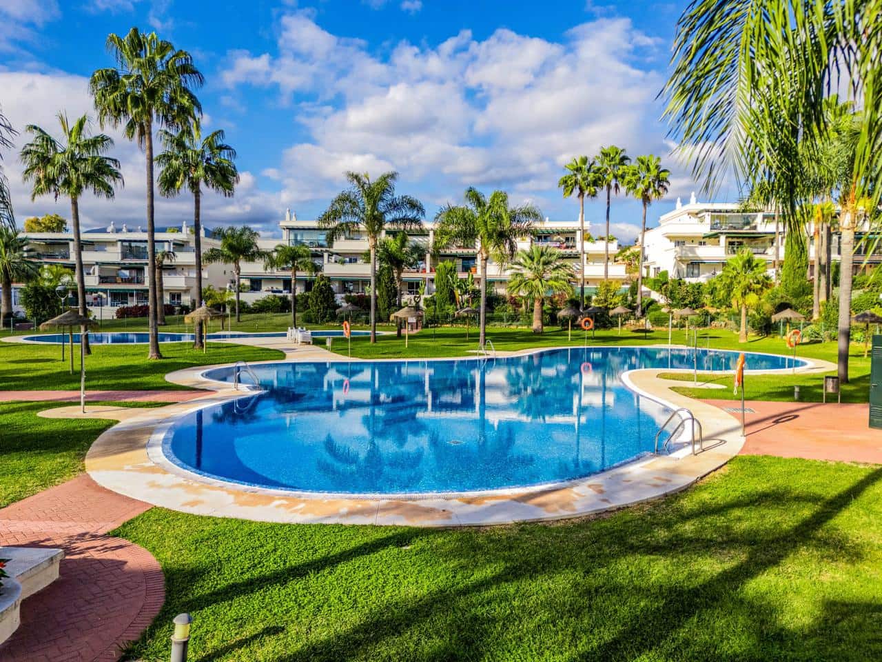 2 bedroom Flat for sale in Marbella with pool garage - € 689,000 (Ref: 9493888)