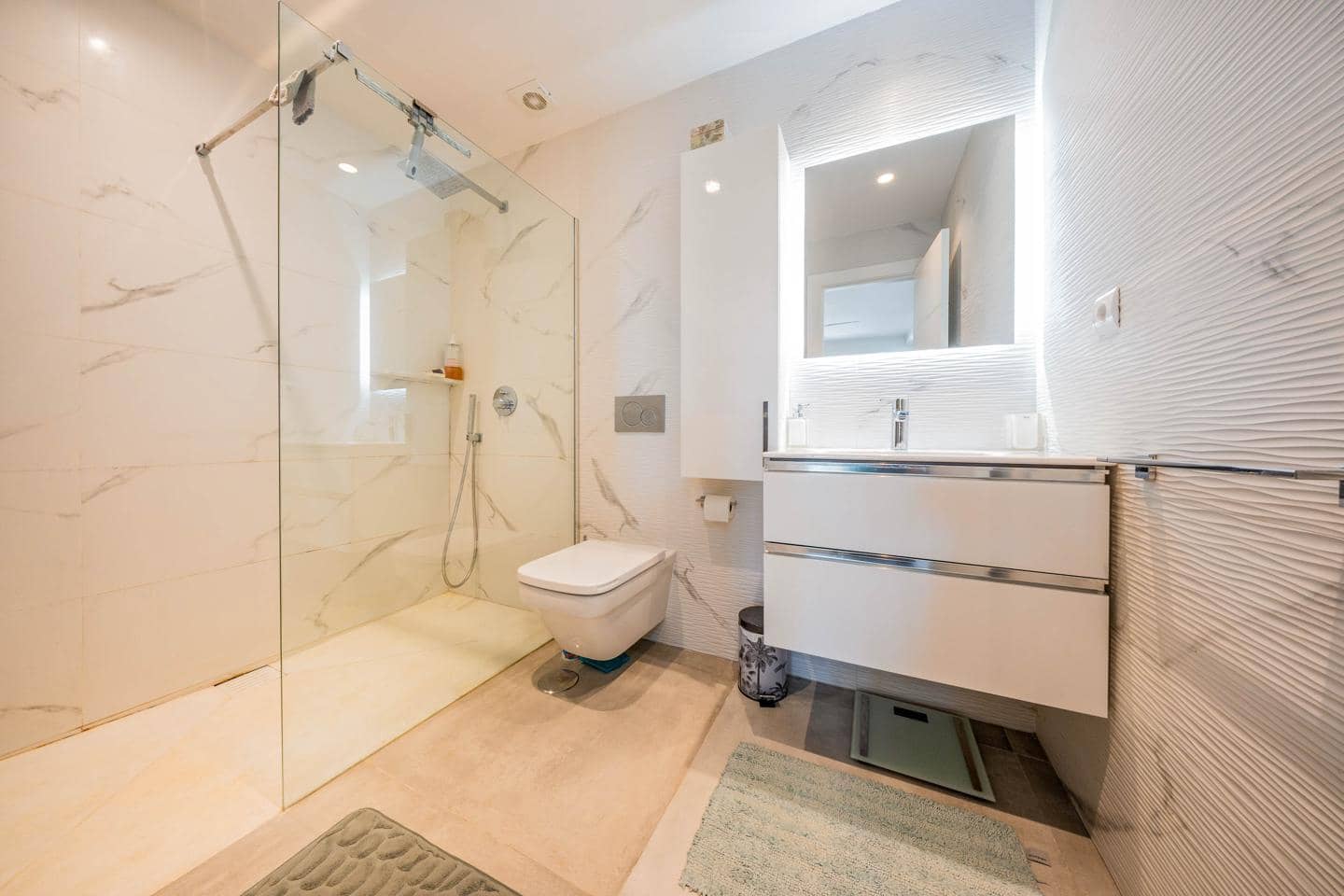 2 bedroom Flat for sale in Marbella with pool garage - € 689,000 (Ref: 9493888)