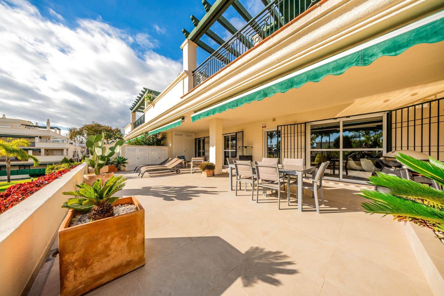 2 bedroom Flat for sale in Marbella with pool garage - € 689,000 (Ref: 9493888)