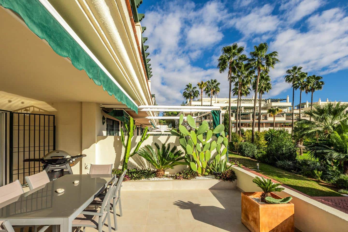 2 bedroom Flat for sale in Marbella with pool garage - € 689,000 (Ref: 9493888)