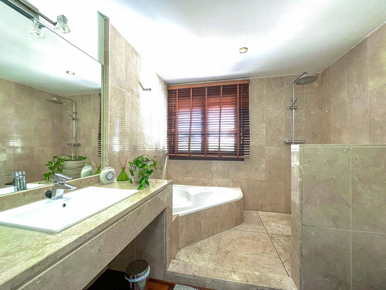 5 soverom Villa til salgs i Torreguadiaro med svømmebasseng garasje - € 1 190 000 (Ref: 9507998)