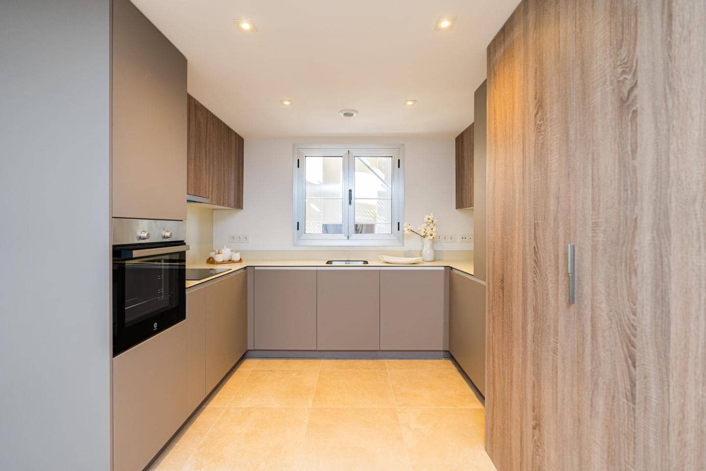 Piso de 2 habitaciones en Estepona en venta con piscina garaje - 390.000 € (Ref: 9508000)