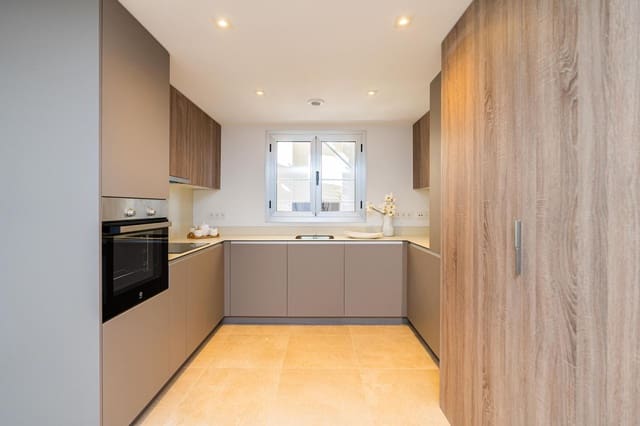 Piso de 2 habitaciones en Estepona Golf, Estepona en venta con piscina garaje - 390.000 € (Ref: 9508000)