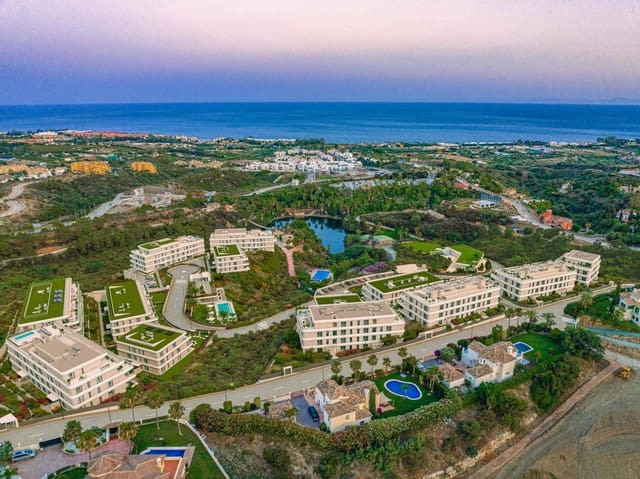 Piso de 3 habitaciones en La Concha - Resina Golf, Estepona en venta con piscina garaje - 772.000 € (Ref: 9529105)