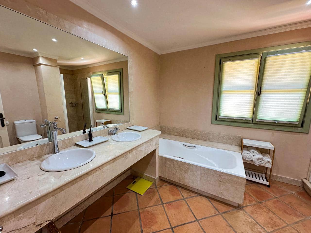 3 soveværelse Villa til salg i Sotogrande med swimmingpool garage - € 790.000 (Ref: 9539500)