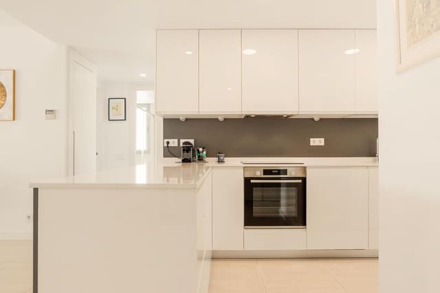 2 soverom Leilighet til salgs i La Concha - Resina Golf, Estepona med svømmebasseng garasje - € 495 000 (Ref: 9542407)