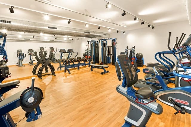 2 soverom Leilighet til salgs i La Concha - Resina Golf, Estepona med svømmebasseng garasje - € 495 000 (Ref: 9542407)