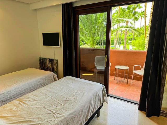 2 chambre Appartement à vendre à Punta Plata, Estepona avec piscine garage - 595 000 € (Ref: 9542591)