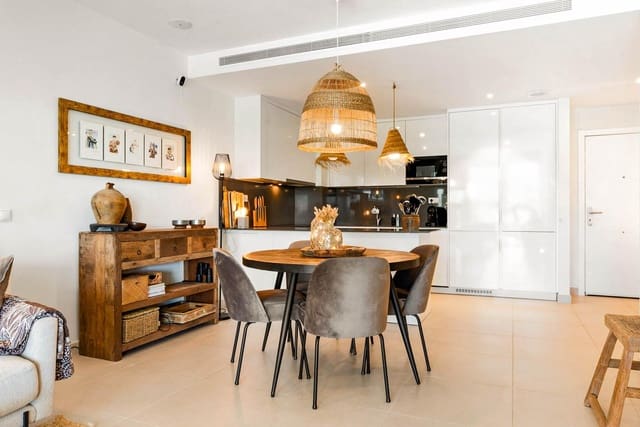 Piso de 2 habitaciones en Estepona Golf, Estepona en venta con piscina garaje - 495.000 € (Ref: 9542592)