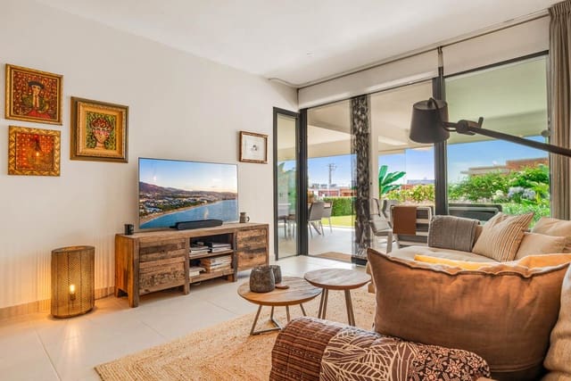 Piso de 2 habitaciones en Estepona Golf, Estepona en venta con piscina garaje - 495.000 € (Ref: 9542592)