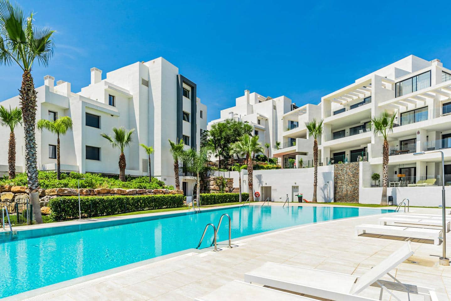 Piso de 2 habitaciones en Estepona en venta con piscina garaje - 495.000 € (Ref: 9542592)