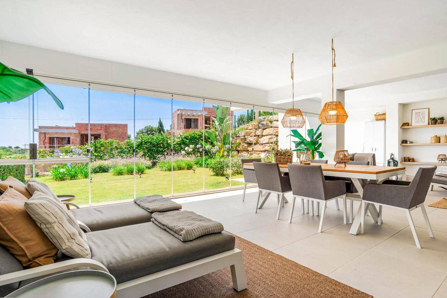 Piso de 2 habitaciones en Estepona en venta con piscina garaje - 495.000 € (Ref: 9542592)