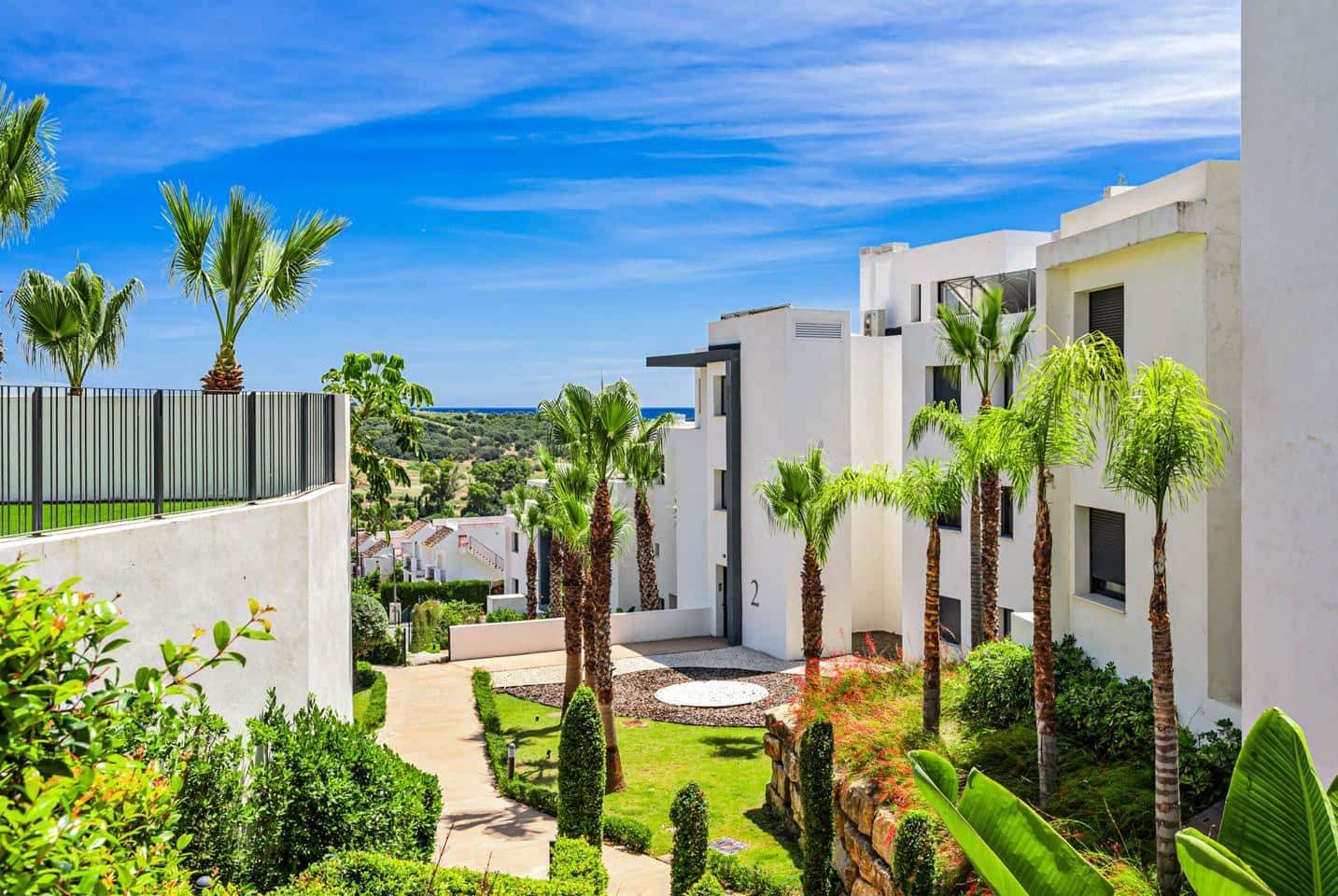 Piso de 2 habitaciones en Estepona en venta con piscina garaje - 495.000 € (Ref: 9542592)