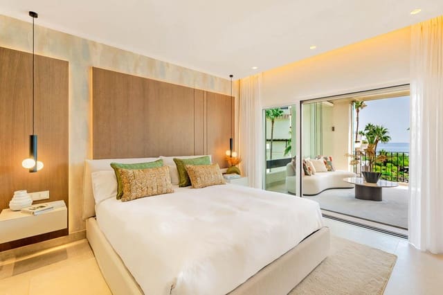 Piso de 3 habitaciones en El Velerín, Estepona en venta con piscina garaje - 1.995.000 € (Ref: 9542593)