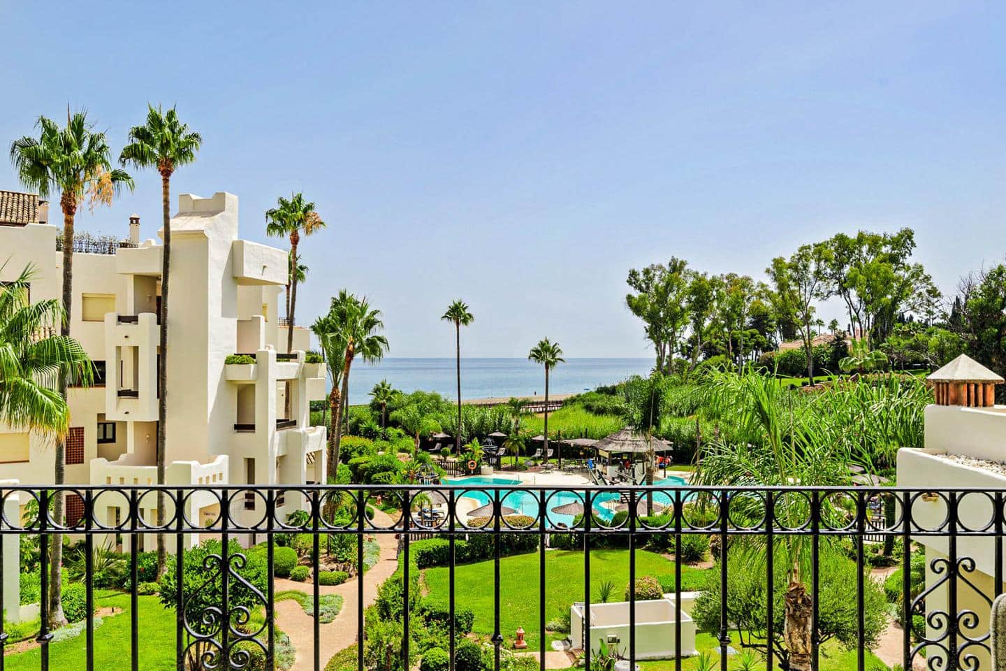 Piso de 3 habitaciones en Estepona en venta con piscina garaje - 1.995.000 € (Ref: 9542593)