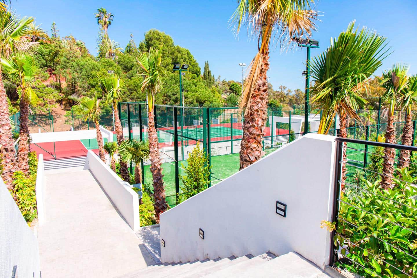 4 sypialnia Mieszkanie na sprzedaż w Estepona z basenem garażem - 907 535 € (Ref: 9614288)