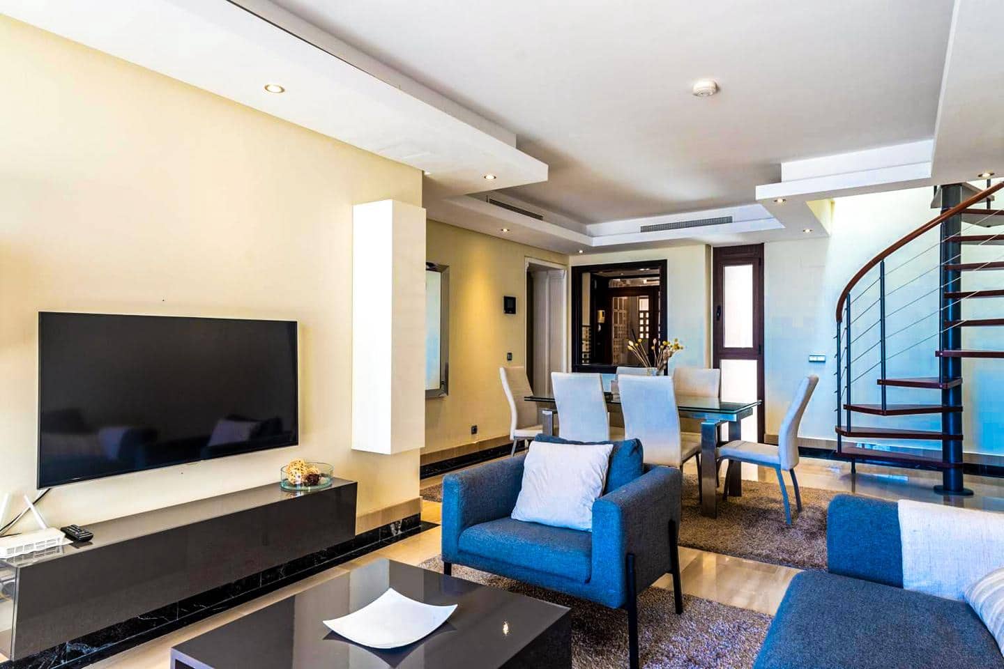 2 bedroom Flat for sale in Estepona with pool garage - € 630,000 (Ref: 9618781)