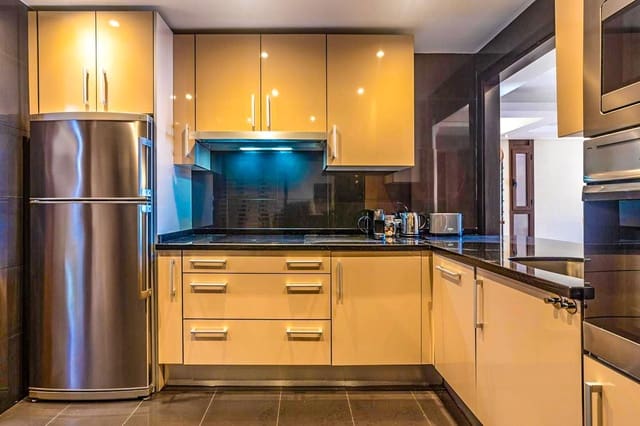 2 Zimmer Wohnung zu verkaufen in Estepona mit Pool Garage - 630.000 € (Ref: 9618781)
