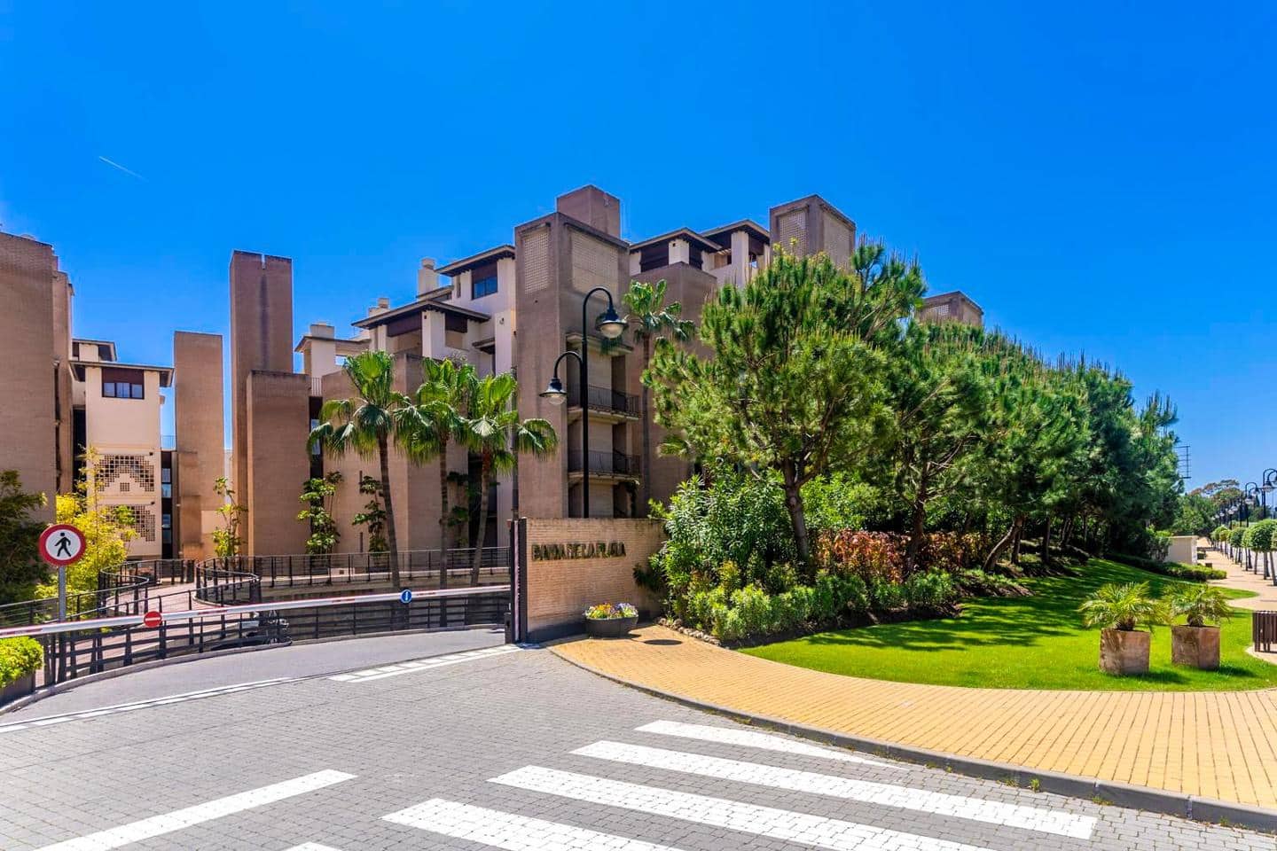 2 bedroom Flat for sale in Estepona with pool garage - € 630,000 (Ref: 9618781)