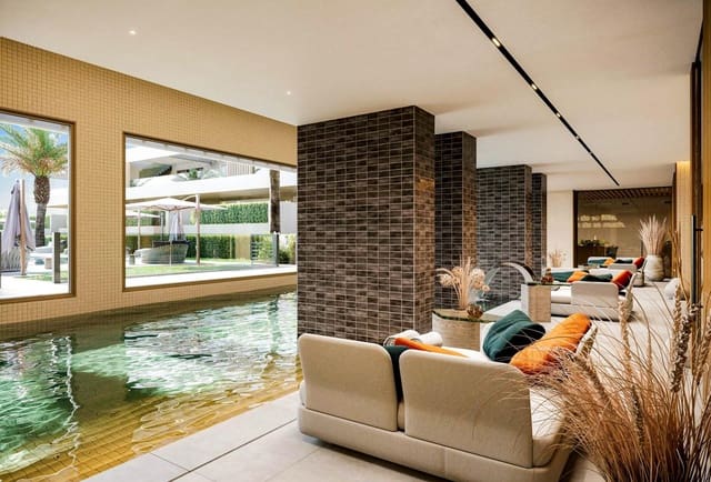 Piso de 2 habitaciones en El Paraiso, Estepona en venta con piscina garaje - 609.000 € (Ref: 9631529)