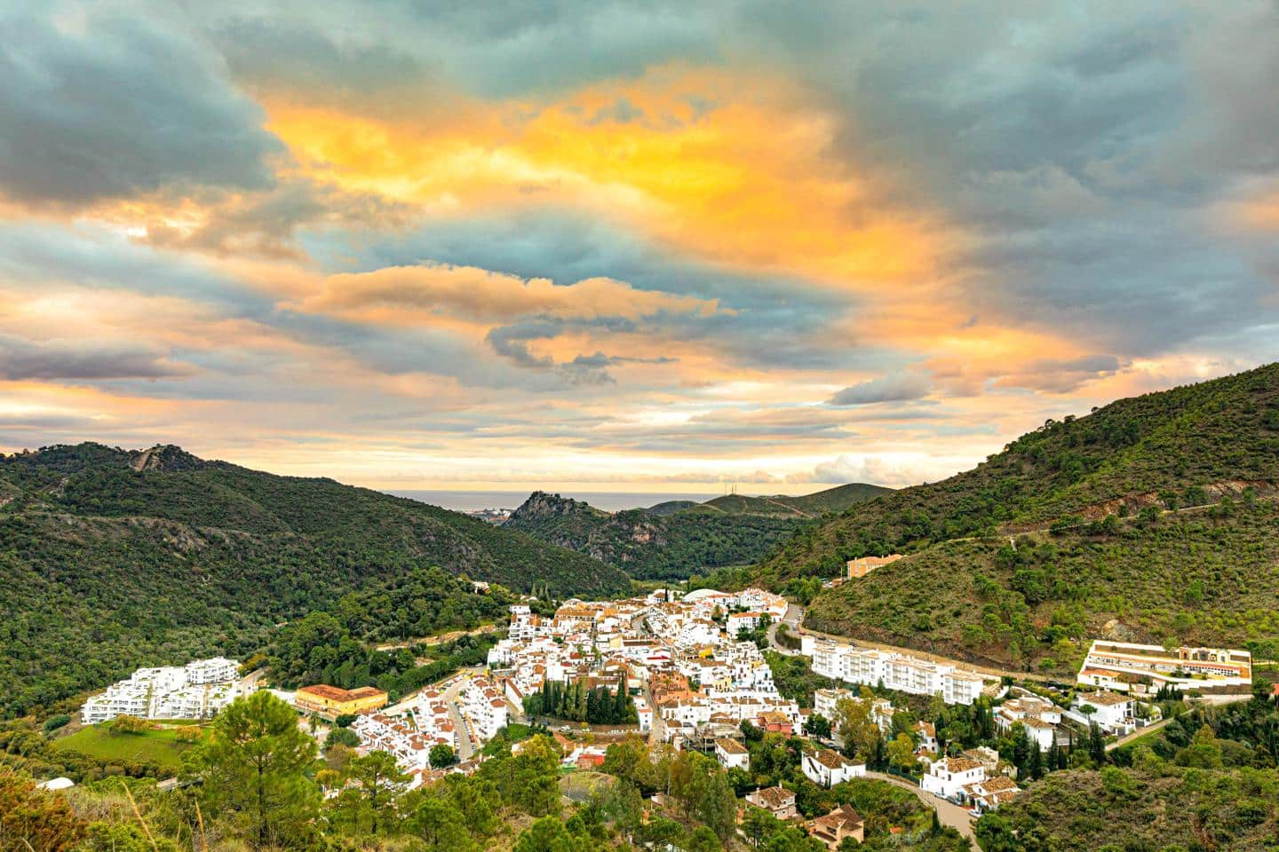 3 bedroom Flat for sale in Benahavis with pool garage - € 890,000 (Ref: 9672195)