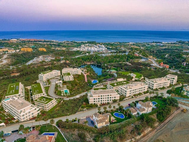 Piso de 3 habitaciones en La Concha - Resina Golf, Estepona en venta con piscina garaje - 792.000 € (Ref: 9786801)