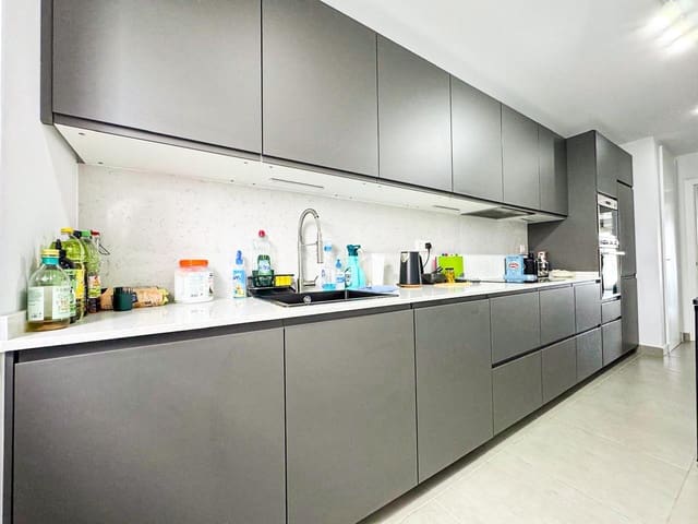 3 slaapkamer Flat te koop in Zona Calvario, Estepona met zwembad garage - € 488.000 (Ref: 9786807)