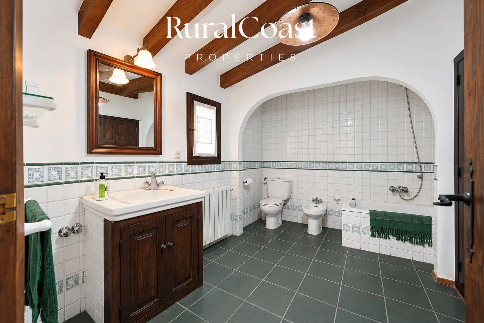 5 bedroom Villa for sale in La Torre de les Macanes with garage - € 415,000 (Ref: 10158181)