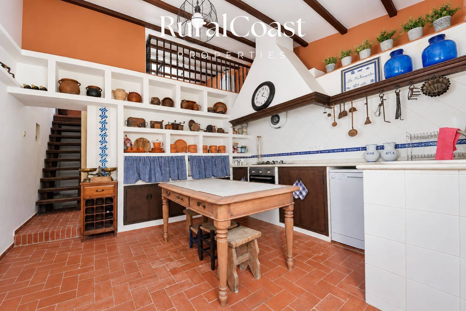 5 bedroom Villa for sale in La Torre de les Macanes with garage - € 415,000 (Ref: 10158181)