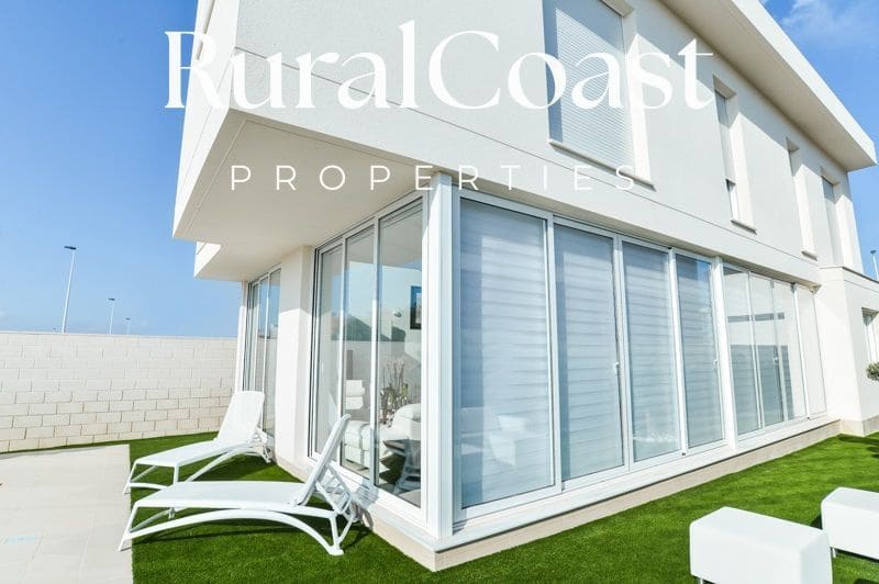 4 soveværelse Villa til salg i Gran Alacant med swimmingpool - € 534.000 (Ref: 7388231)