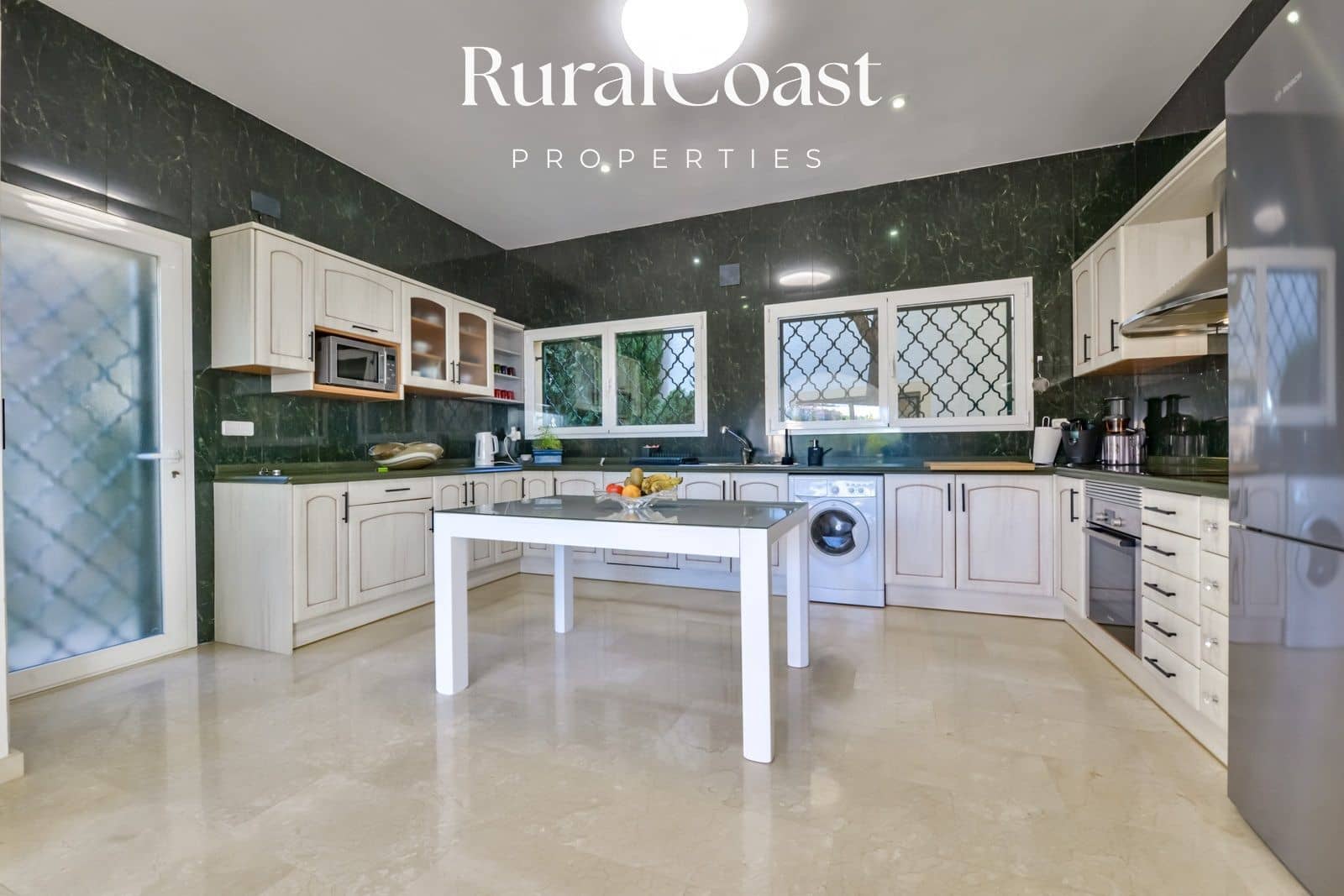 3 bedroom Villa for sale in Altea with pool garage - € 950,000 (Ref: 7403527)