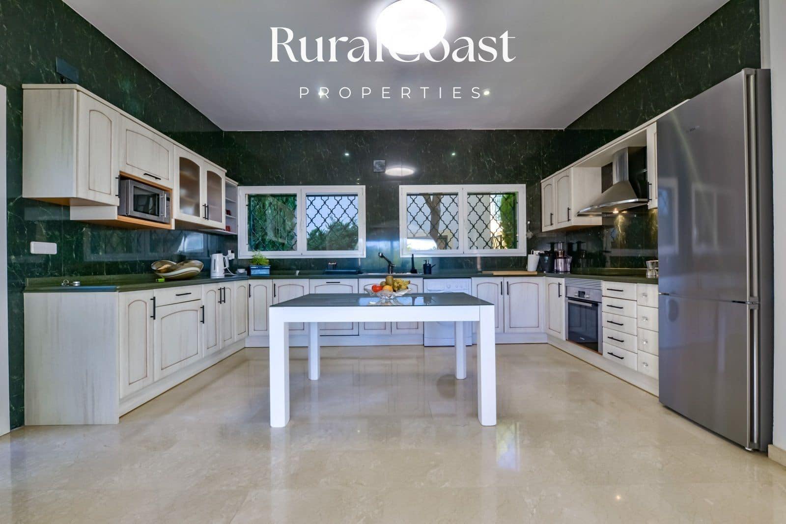 3 bedroom Villa for sale in Altea with pool garage - € 950,000 (Ref: 7403527)