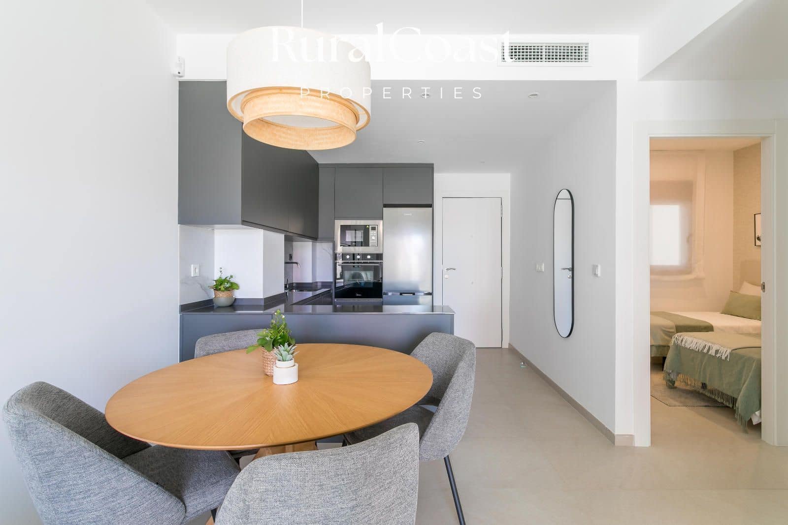 Piso de 2 habitaciones en Torrevieja en venta con piscina garaje - 245.000 € (Ref: 8396122)